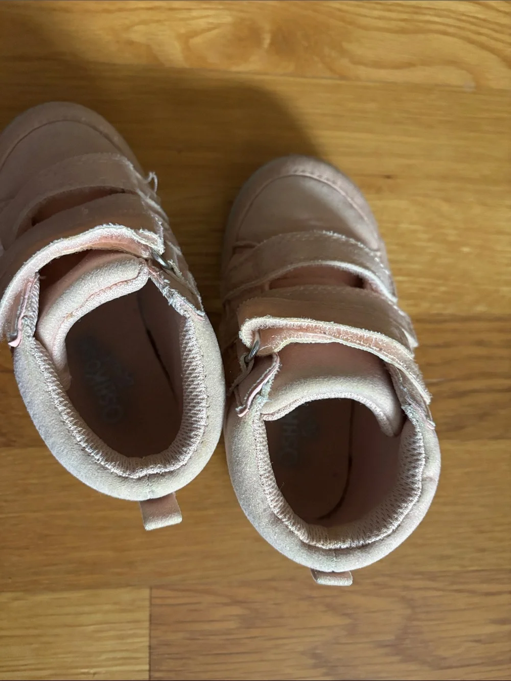 Size 6 Toddler Osh Kosh B’Gosh Sneakers